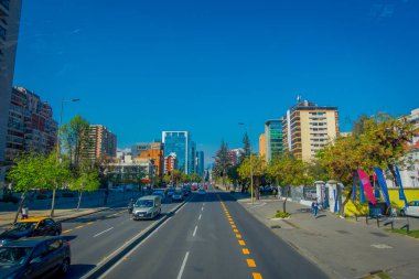 Santiago, Şili - 16 Ekim 2018: Las Condes, Santiago de Chile, finans merkezi arka bina güzel merkezi olan trafikte araçların açık görünüm