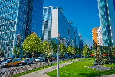 Santiago, Şili - 16 Ekim 2018: Ofis binaları, finans bölgesine Nueva Las Condes Rosario Norte sokak, Las Condes, Santiago de Chile olarak bilinen
