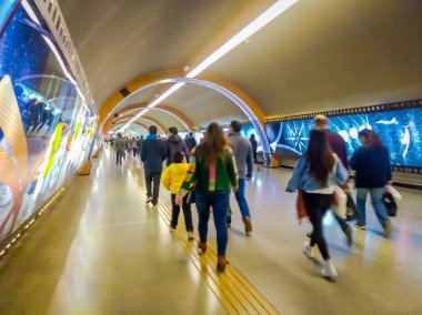 Santiago, Şili - 14 Eylül 2018: Grup Merkez Tren Garı seyahat önce sonra koridorda yürürken insan. 1885 yılında açıldı, kentin tek demiryolu İstasyonu artık