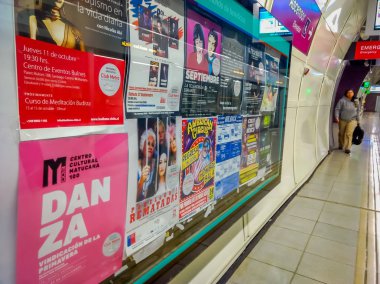 Santiago, Şili - 09 Ekim 2018: Kapalı Estacion Alameda, Merkez İstasyonu'na içinde salon duvarında sanat görüşü