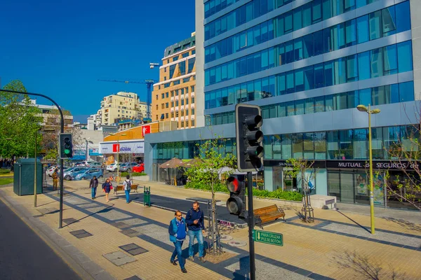 Santiago, chile - 16. oktober 2018: gebäude des finanzzentrums in der stadt santiago von chile, an einem herrlichen sonnigen tag mit blauem himmel — Stockfoto