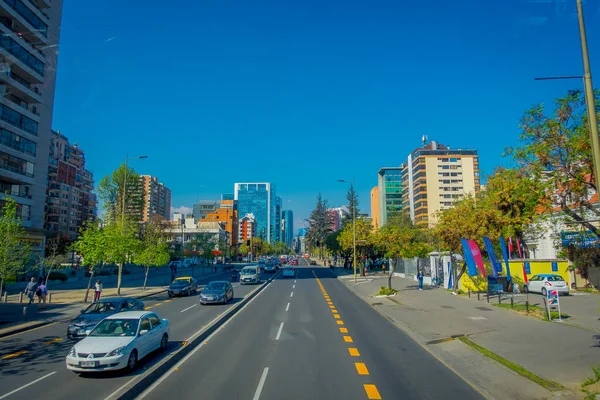 Santiago, chile - 16. oktober 2018: auβenansicht von autos im verkehr mit einem schönen zentrumsgebäude hintergrund des finanzzentrums in las condes, santiago de chile — Stockfoto