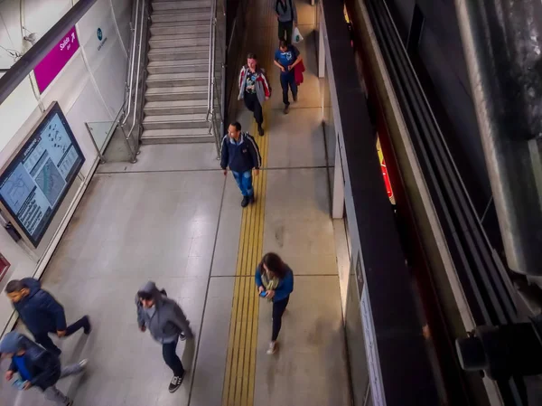 SANTIAGO, CHILE - 09 DE OCTUBRE DE 2018: Personas no identificadas caminando y utilizando las escaleras eléctricas dentro de la estación de metro, Santiago de Chile — Foto de Stock