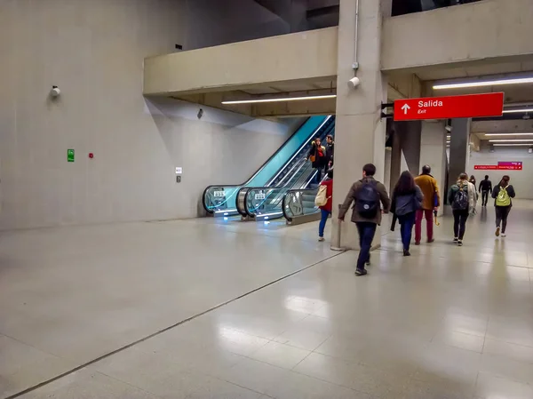 SANTIAGO, CHILE - 09 DE OCTUBRE DE 2018: Personas no identificadas caminando y utilizando las escaleras eléctricas dentro de la estación de metro, Santiago de Chile —  Fotos de Stock