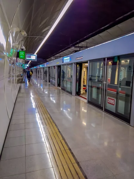 SANTIAGO, CHILE - 09 DE OCTUBRE DE 2018: Personas no identificadas dentro del tren eléctrico en la estación central de Santiago de Chile — Foto de Stock