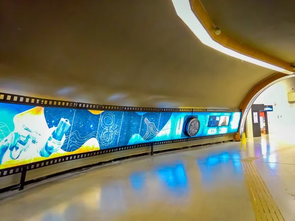 Santiago, chile - 09. Oktober 2018: innenansicht der kunst in der wand der halle im inneren der sweden sation, linie 6 in der metrostation in santiago — Stockfoto