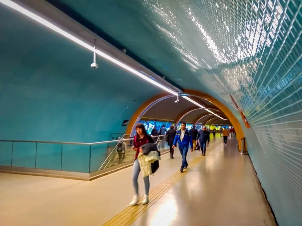 SANTIAGO, CHILE - 14 DE SEPTIEMBRE DE 2018: Grupo de personas caminando por el pasillo después de viajar en la estación central. Inaugurado en 1885, ahora es la única estación de tren de la ciudad —  Fotos de Stock