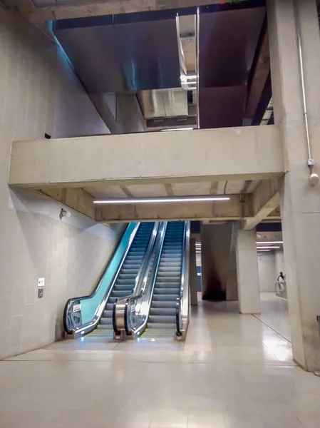 サンティアゴ 2018 地下鉄駅 サンティアゴ チレで電動階段室内観 — ストック写真