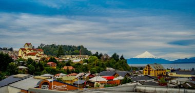 Arkasında Osorno volkanı olan Puerto Varas kasabası. Şili