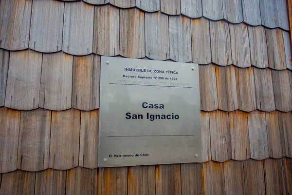 PUERTO VARAS, CHILE, SETEMBRO, 23, 2018: Fachada feita de larício, textura, Puerto Varas, Chile. Close-up — Fotografia de Stock