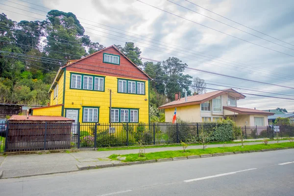 PUERTO VARAS, CHILE, SEPTEMBER, 23, 2018: Outdoor view of yellow wooden house building located in Puerto Varas in Chile — Stock Photo, Image