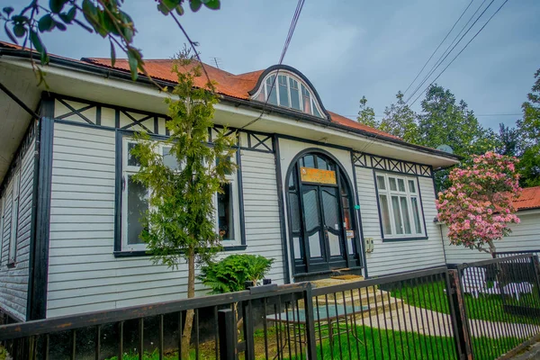 PUERTO VARAS, CHILI, 23 SEPTEMBRE 2018 : Vue extérieure de la vieille maison en bois dans un magnifique ciel bleu situé à Puerto Varas au Chili — Photo