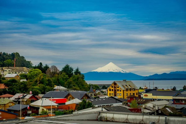 Cidade de Puerto Varas com vulcão de Osorno no fundo. Chile — Fotografia de Stock