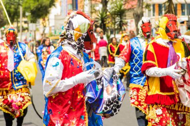 Quito, Ekvator - Eylül, 03, 2018: Açık görünümü grup insan giyiyor maskeler ve diablada bir kutlama sırasında şeytan giyinmiş