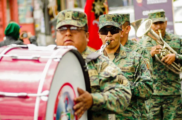 Quito, Ecuador - September 03, 2018: Oidentifierade personer bär militär uniform i nationella militärparad och spela trummor under diablada festivalen — Stockfoto