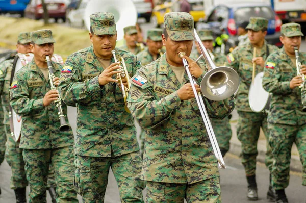 Quito, Ecuador - September 03, 2018: Oidentifierade personer bär uniform i nationella militärparad och spela trumpet under diablada festivalen — Stockfoto