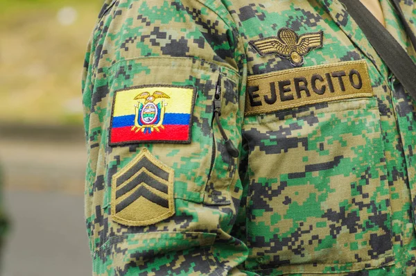 Quito, Équateur - Septembre, 03, 2018 : Gros plan sur la focalisation sélective de l'homme portant l'uniforme militaire pendant le festival diablada — Photo