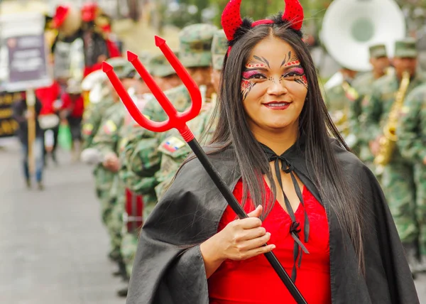Quito, Ecuador - September, 03, 2018: Close-up van onbekende vrouw draagt een demon kostuum en houdt in haar hand een trident in het diablada-festival — Stockfoto
