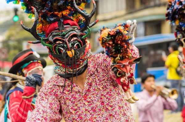 キト, エクアドル - 2018 年 9 月 3 日: 正体不明の男 Diablada、角を持つ鬼のマスクをかぶっている男と人気の街のお祝いに参加します。 — ストック写真