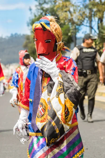 Quito, Equador - 03 de setembro de 2018: Vista ao ar livre do homem usando uma máscara e vestido de diabo no diablada, durante uma celebração do diablada — Fotografia de Stock