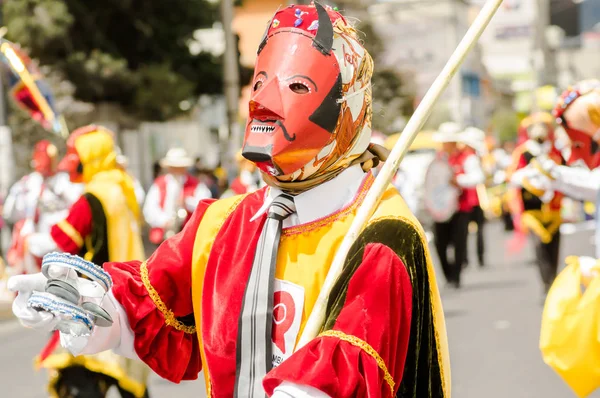 Quito, Ekvádor - 03 září 2018: Portrét názor člověka na sobě masku a oblečená jako ďábel v diablada, během oslav diablada — Stock fotografie