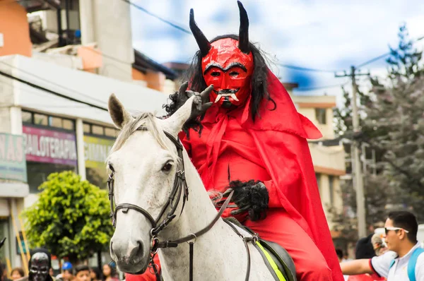 Quito, Ecuador - Seotember, 03, 2018: Oidentifierad man bär en demon mask och utklädd till djävulen i den diablada rider en vit häst — Stockfoto