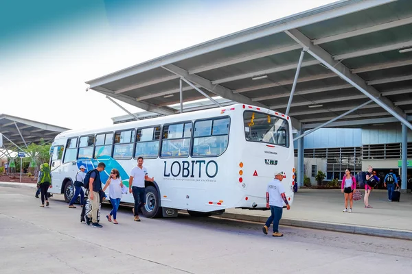 Balti, Ecuador - 2018. November 11.: Egy busz várja, hogy betölteni a Balti repülőtérre, közül a legfontosabb a Galapagos érkező turisták — Stock Fotó