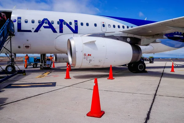 GALAPAGOS, ECUADOR, 25 DE NOVIEMBRE DE 2018: Turistas caminando hacia y abordando un avión Lan en el aeropuerto de Galápagos Ecuador — Foto de Stock