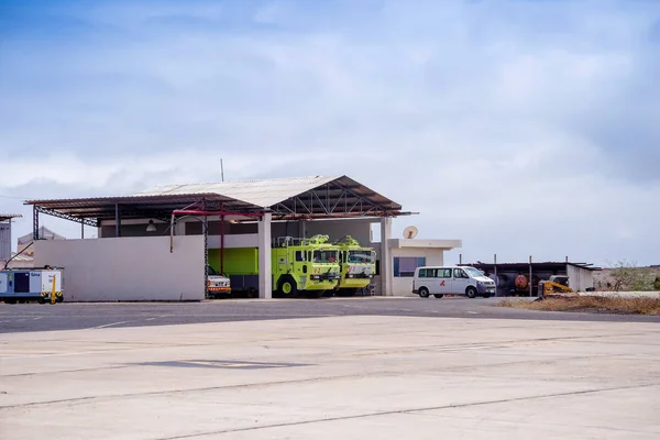 BALTRA, GALAPAGOS - NOVEMBER 25, 2018: Outdoor view of cars under a metallic structure located in the Baltra airport, the main one of the Galapagos — Stock Photo, Image