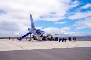Galapagos, Ekvator, Kasım, 25 2018: doğru yürüyüş ve Galapagos Havaalanı Ekvador Lan uçağa binmeden turist