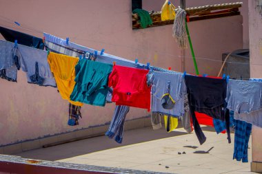 Otavalo, Ekvator, 06 Kasım 2018: Otavalo güneşte kurutma giysi açık görünüm