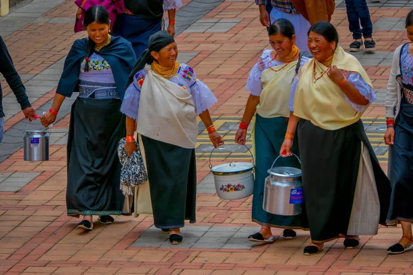 Cotacachi, Ecuador, November 06, 2018: Outdoor weergave van groep van inheemse vrouwen praten en lopen samen in de straten van Cotacachi ingedrukt te houden in hun handen metalen potten in Cotacachi — Stockfoto