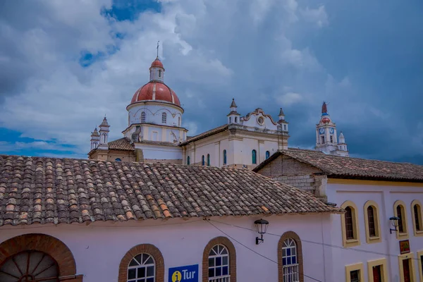 コタカチ エクアドル 2018 行列大聖堂のコタカチ エクアドル どこライブ アメリカの退職者の多くは エクアドルに住んでいる小さな村の美しい屋外の眺め — ストック写真