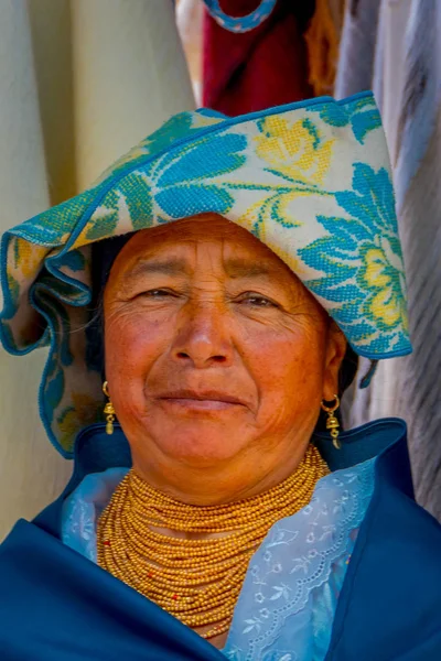 OTAVALO, ECUADOR, NOVEMBER 06, 2018: Portrait of an unidentified hispanic indigenous woman wearing andean traditional clothing and headscarf, posing for camera — Stock Photo, Image