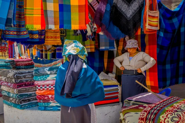 OTAVALO, ECUADOR, 06 DE NOVIEMBRE DE 2018: Vista al aire libre de los indígenas hispanos en un mercado callejero en Otavalo — Foto de Stock