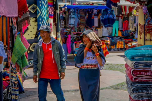 OTAVALO, ECUADOR, 06 DE NOVIEMBRE DE 2018: Vista al aire libre de los indígenas hispanos en un mercado callejero en Otavalo — Foto de Stock