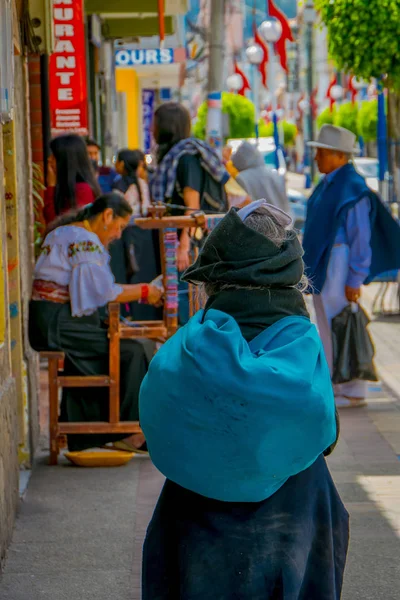 Vista trasera de una mujer indígena caminando en la acera de la ciudad de Otavalo —  Fotos de Stock