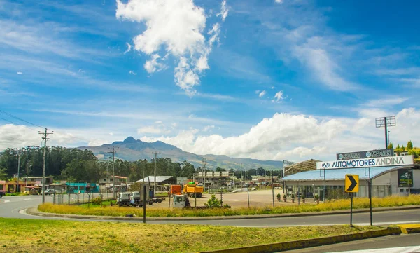 Латакунга, Эквадор 28 сентября 2018 года: Вид на открытую дорогу въезда в город Латакунга с великолепным горным фоном в Латакунге Эквадор — стоковое фото