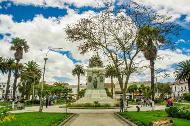 Latacunga, Ekvator, Eylül, 28, 2018: stoned in heykeliyle kenti korumak Vulcano bakire ile şehrin merkezi meydanında bulunan 1700 Romanesk tarzında inşa