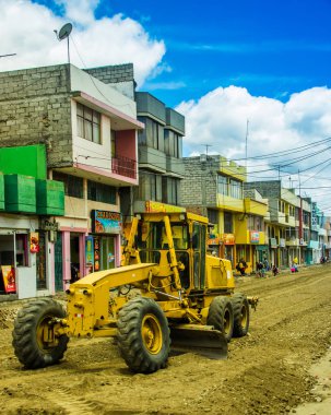 Latacunga, Ekvator, Eylül, 28, 2018: Ağır makine Latacunga şehir ana kare sokaklarında constructuction içinde güzel güneşli bir günde çalışma açık görünümü