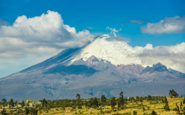 Cotopaxi volkan ve onun Parkı'nda gündoğumu Latacunga Ekvador