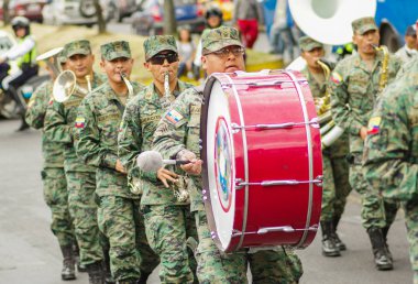 Quito, Ekvator - Eylül, 03, 2018: Ulusal askeri geçit töreninde askeri üniforması ve davul çalmaya diablada festival süresince kimliği belirsiz kişi