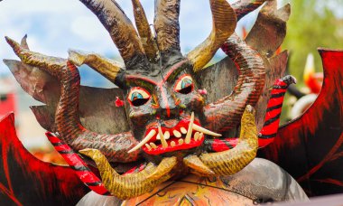 Quito, Ekvator - Eylül, 03, 2018: Kimliği belirsiz portresi giyinmiş ve Diablada katılan, insanlarla popüler şehir kutlamalar şeytanlar sokaklarda dans kostümü