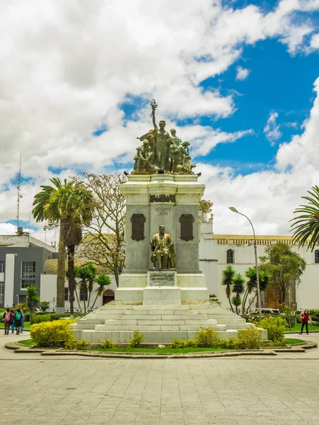 Latacunga, Ecuador, 28 de septiembre de 2018: Con una estatua apedreada de virgen de vulcano que protege la ciudad, construida en estilo románico en 1700 ubicada en la plaza central de la ciudad — Foto de Stock