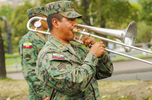 Quito, Ecuador - September 03, 2018: Oidentifierade personer bär uniform i nationella militärparad och spela trumpet under diablada festivalen — Stockfoto