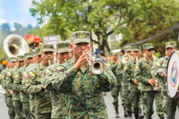 キト, エクアドル - 2018 年 9 月 3 日: 身元不明者ナショナルデーの軍事パレードの制服を着て、diablada 祭りの期間中、トランペットを演奏 — ストック写真
