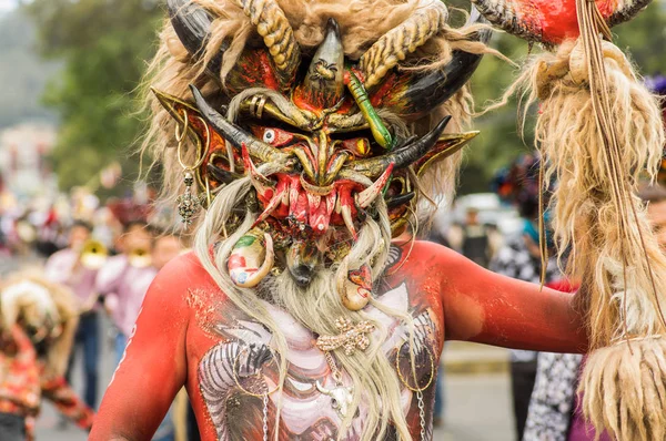 厄瓜多尔基多----2018年9月、3日: 身份不明的男子与一名戴着角的恶魔面具的男子一起参加 diablada 镇庆祝活动 — 图库照片