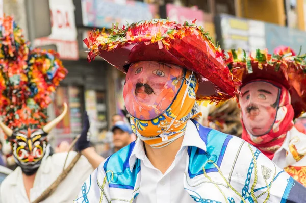 厄瓜多尔基多--2 0 1 8年 9月 3 3日: 穿着衣服参加迪亚布拉达的身份不明男子的户外视野, 他的脑海里戴着五颜六色的面具 — 图库照片