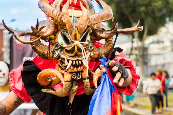 Quito, Ecuador - September, 03, 2018: Portret van ongeïdentificeerde man verkleed en deelnemen aan de Diablada, populaire stad vieringen met mensen gekleed als duivels dansen in de straten — Stockfoto