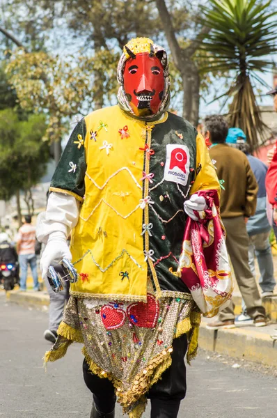 Quito, Ecuador - September 03, 2018: Utomhus Visa man bär en mask och utklädd till djävulen i diablada, under ett firande av diablada — Stockfoto